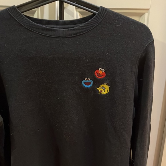 Uniqlo x Kaws Pull Over In Black collaboration - Picture 2 of 4